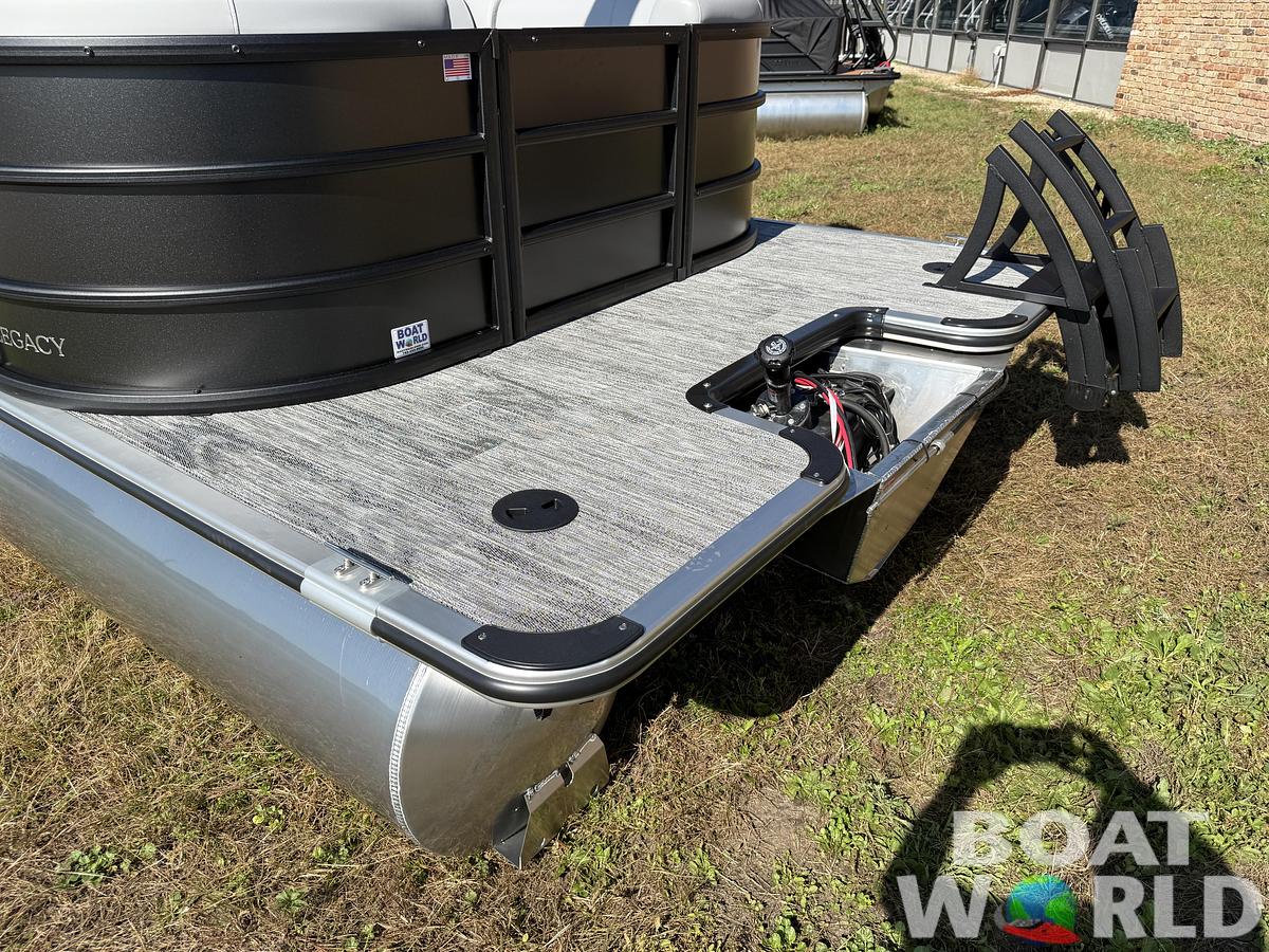 2026 Bentley Pontoons Legacy 220 Navigator Quad Lounge 