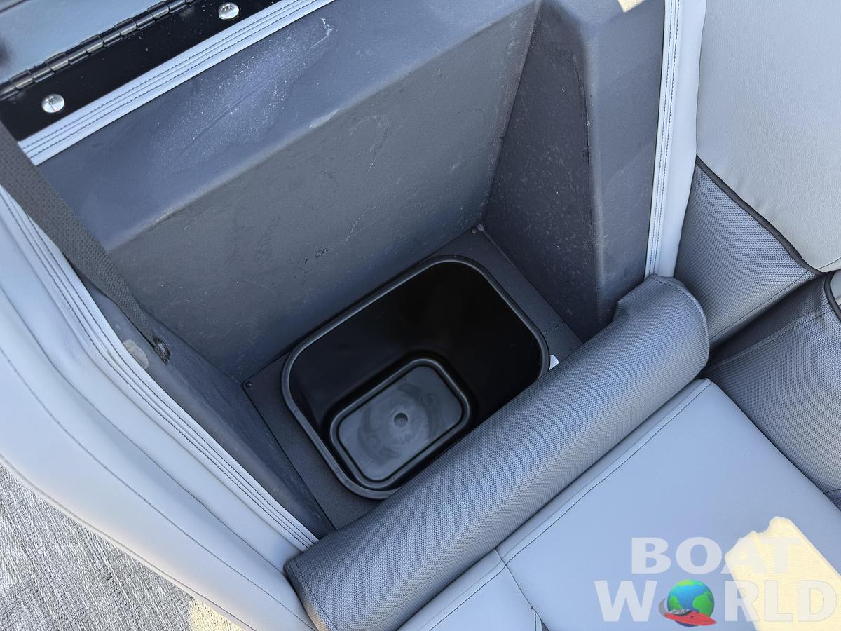 2026 Bentley Pontoons Legacy 220 Navigator Quad Lounge 