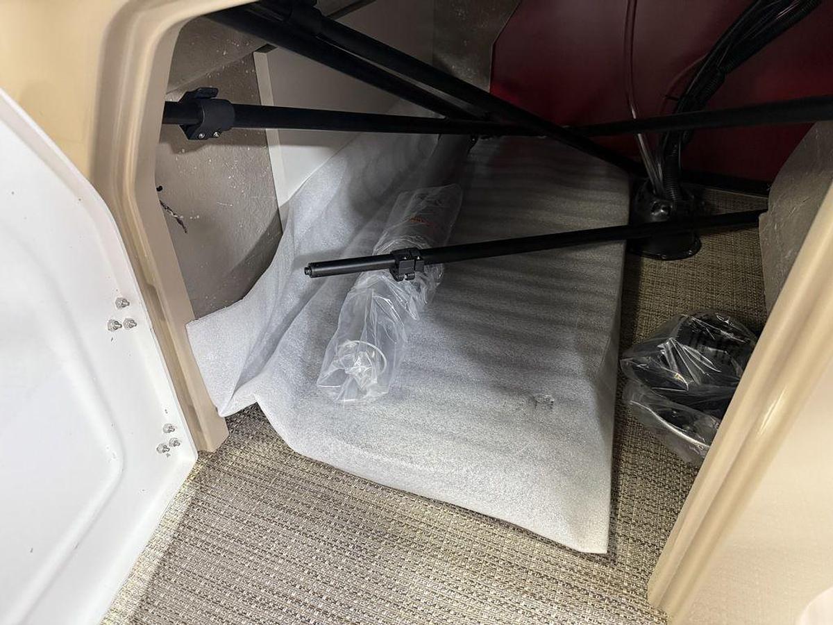 2025 Bentley Pontoons Legacy 200 Navigator Quad Lounge & Honda 4-Stroke EFI