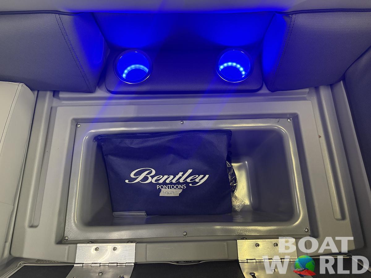 2026 Bentley Pontoons Legacy 220 Navigator DL Quad Lounge