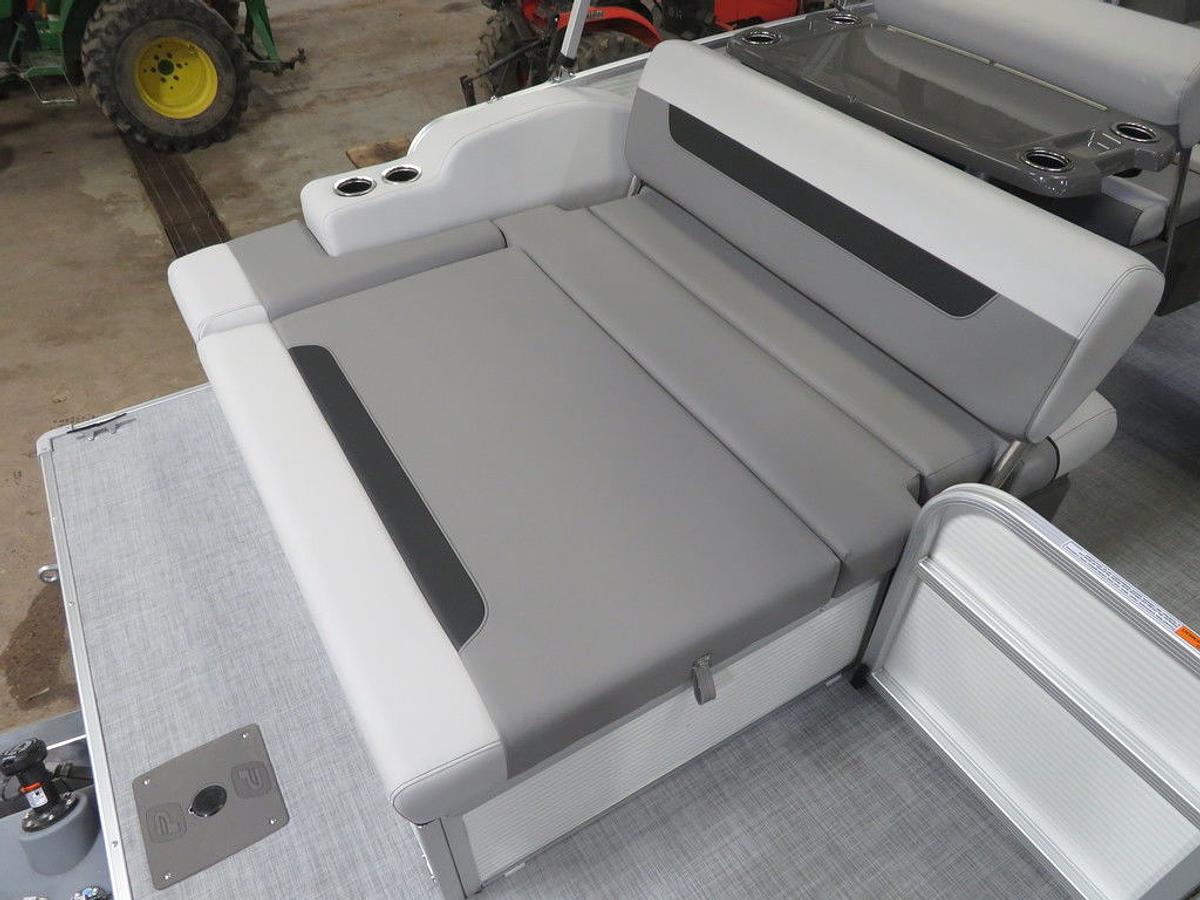 2025 Princecraft Vectra 21 RL Dinette Swingback Pontoon & Mercury 4-Stroke EFI