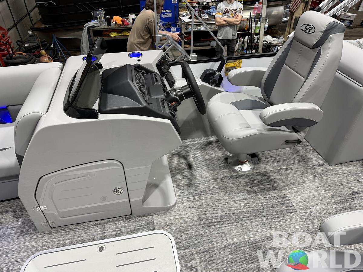 2026 Bentley Pontoons Legacy 223 Navigator Quad Lounge Tritoon