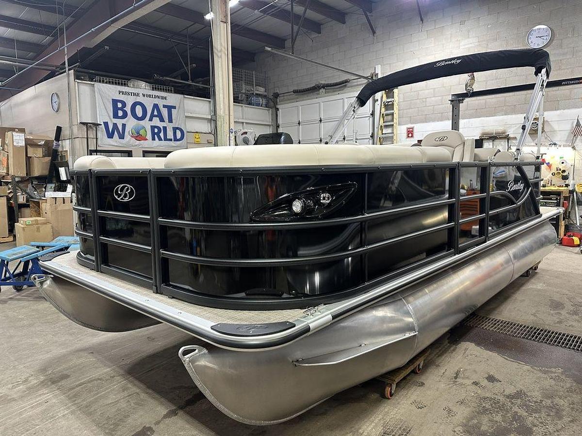 2025 Bentley Pontoons Legacy 200 Navigator Quad Lounge & Honda 4-Stroke EFI