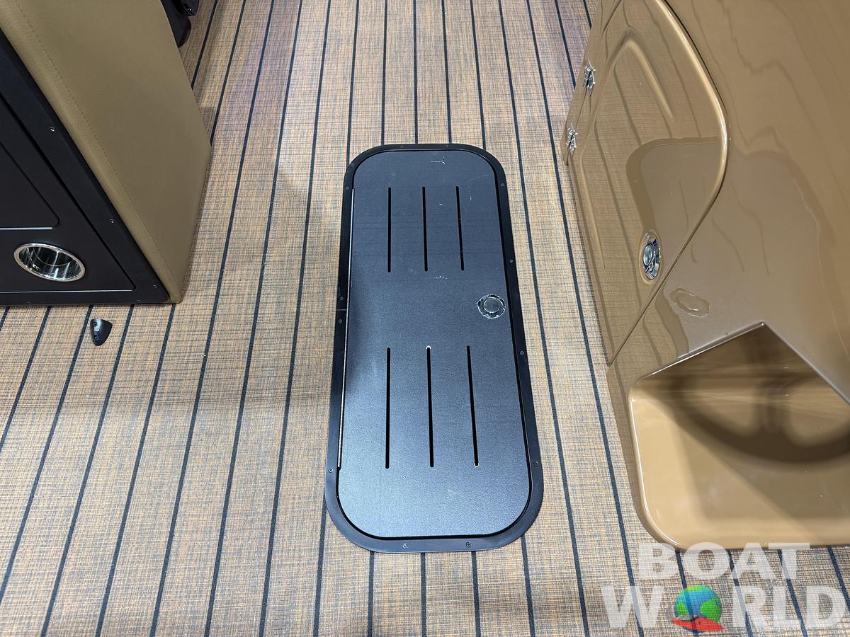 2026 Bentley Pontoons Legacy 223 QSB Swingback Tritoon 