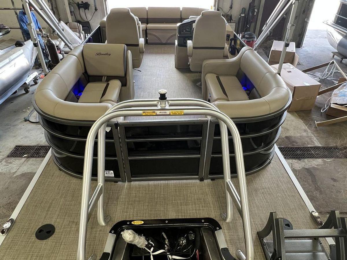 2024 Bentley Pontoons Legacy 200 Navigator Quad Lounge & Honda 4-Stroke EFI