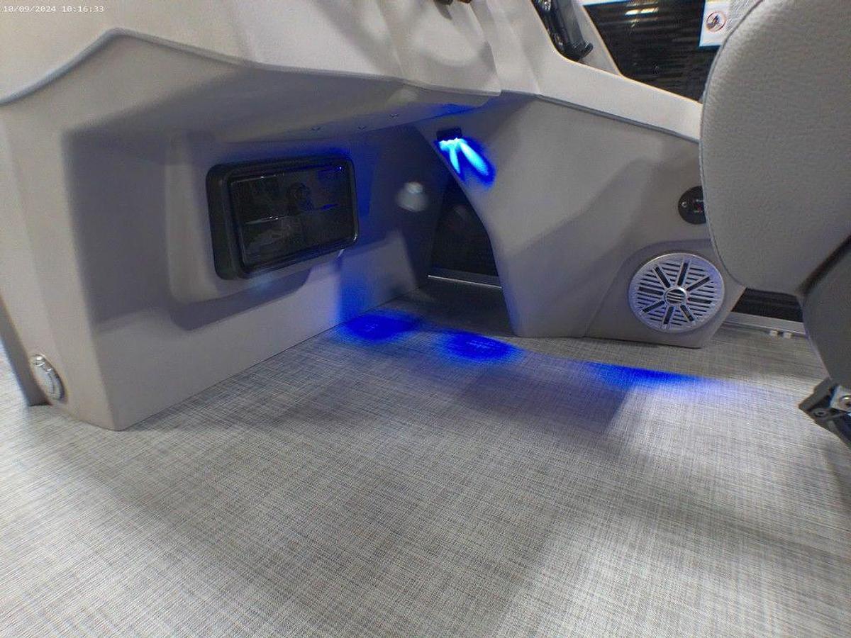 2025 Princecraft Vectra 23 RL Swingback Lounge Pontoon & Mercury 4-Stroke EFI