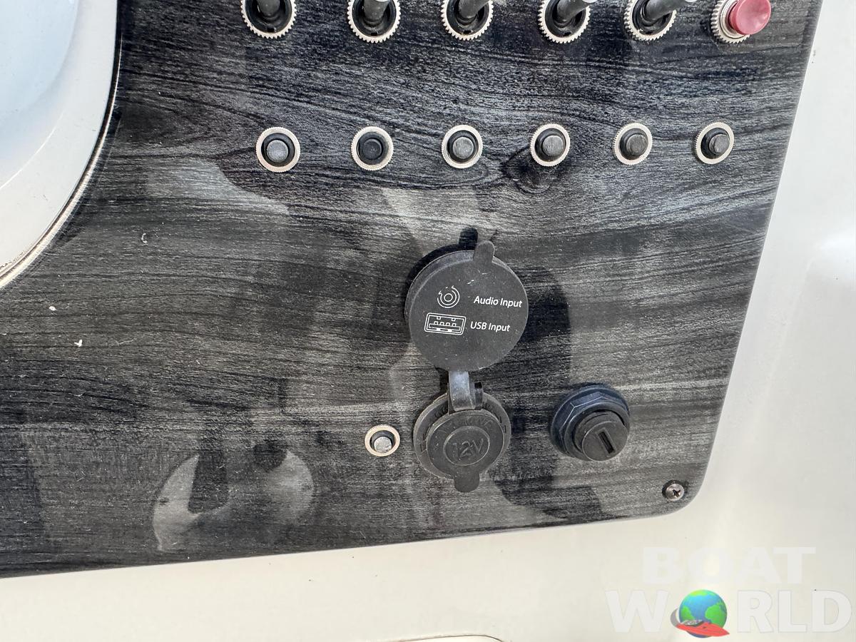 Used 2019 Hurricane SunDeck 187 with 150HP Yamaha Fourstroke EFI Outboard