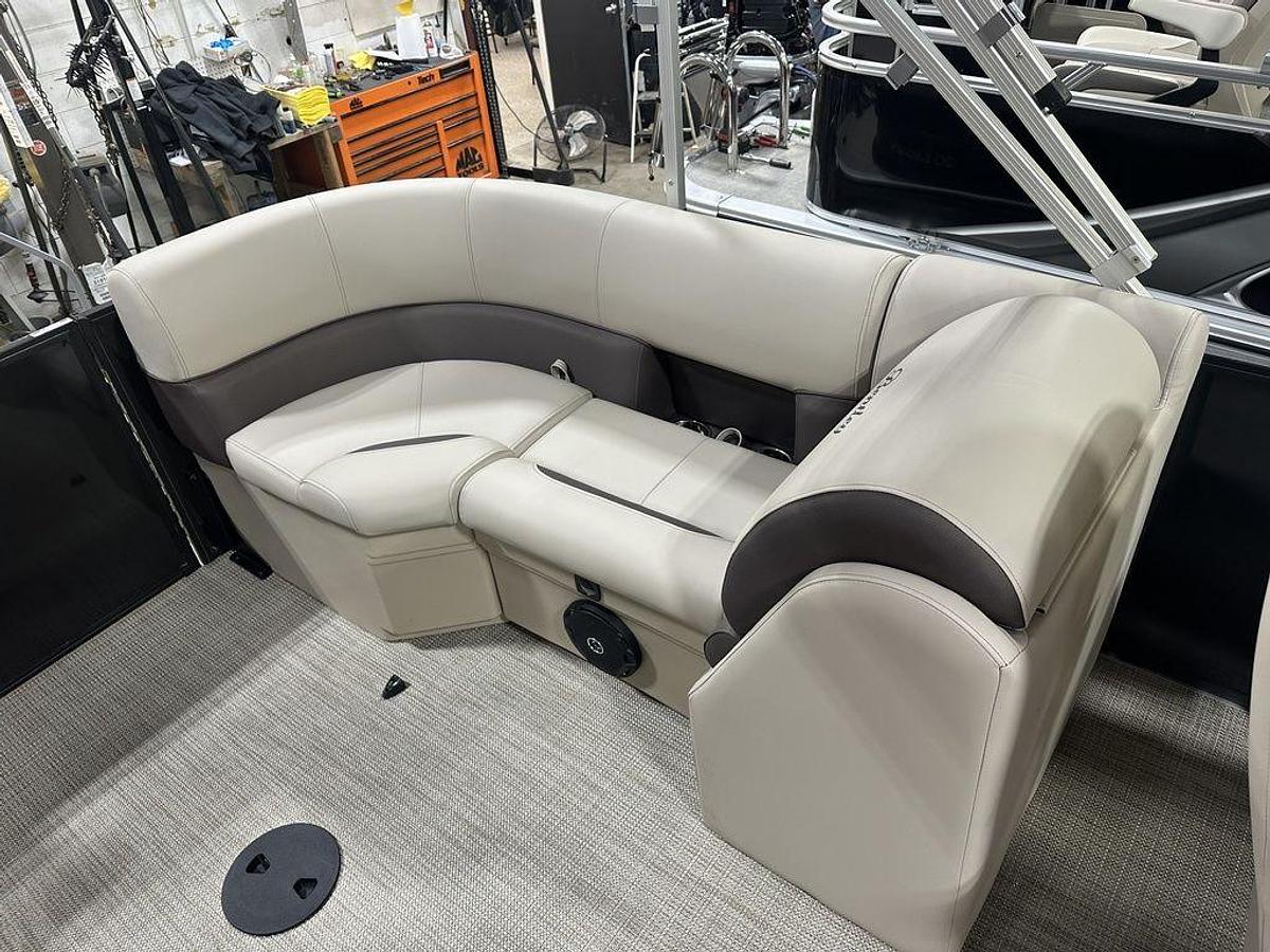 2025 Bentley Pontoons Legacy 200 Navigator Quad Lounge & Honda 4-Stroke EFI