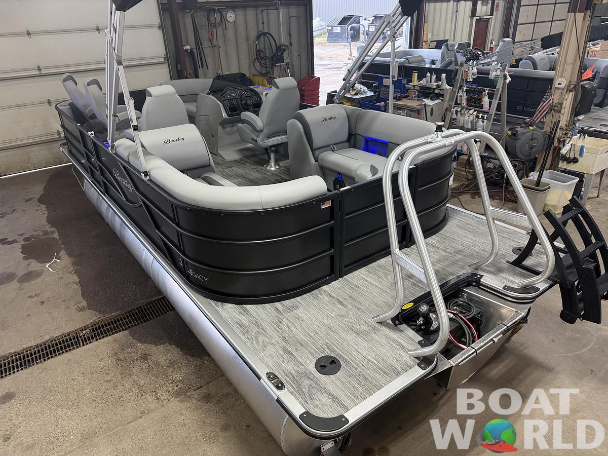 2026 Bentley Pontoons Legacy 220 Navigator DL Quad Lounge