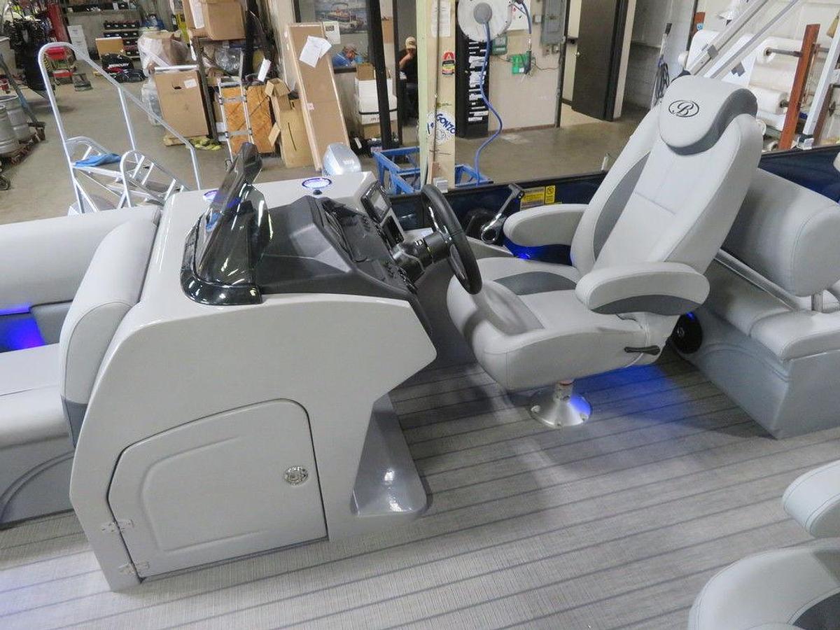 2025 Bentley Pontoons Legacy 223 QSB Swingback Tritoon & Honda 4-Stroke EFI
