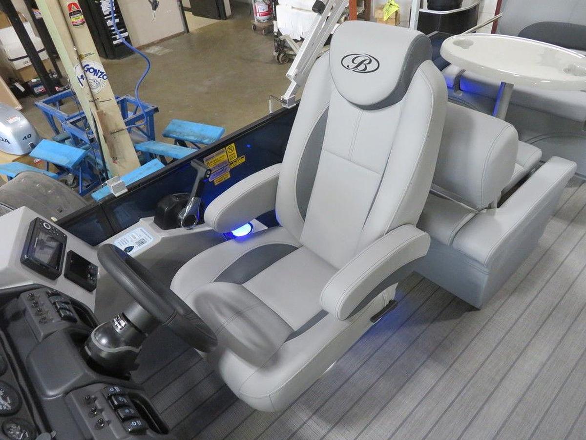2025 Bentley Pontoons Legacy 223 QSB Swingback Tritoon & Honda 4-Stroke EFI