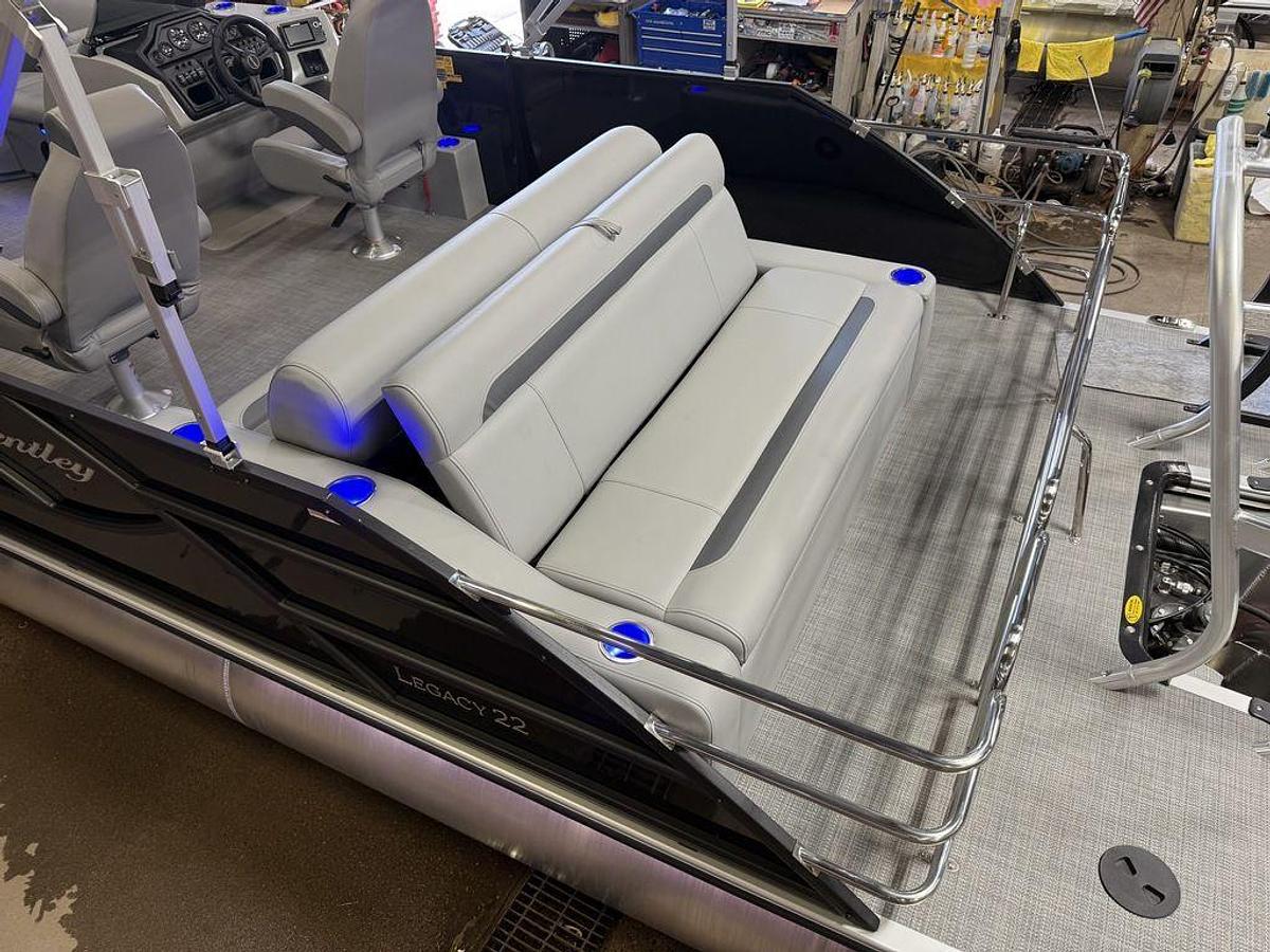 2026 Bentley Pontoons Legacy 220 Swingback & Honda 4-Stroke EFI