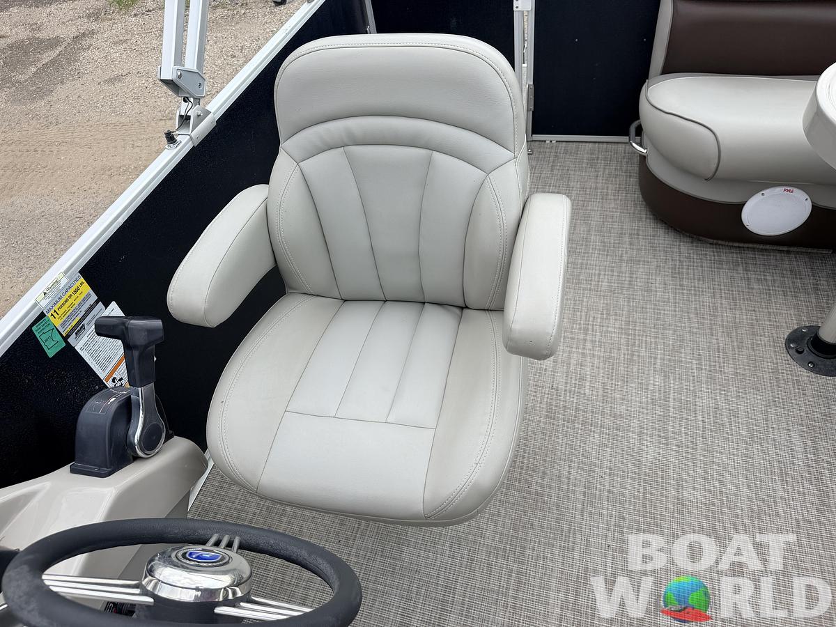 Used 2016 Premier 220 SunSpree & 50HP Honda 4Stroke -$24,995