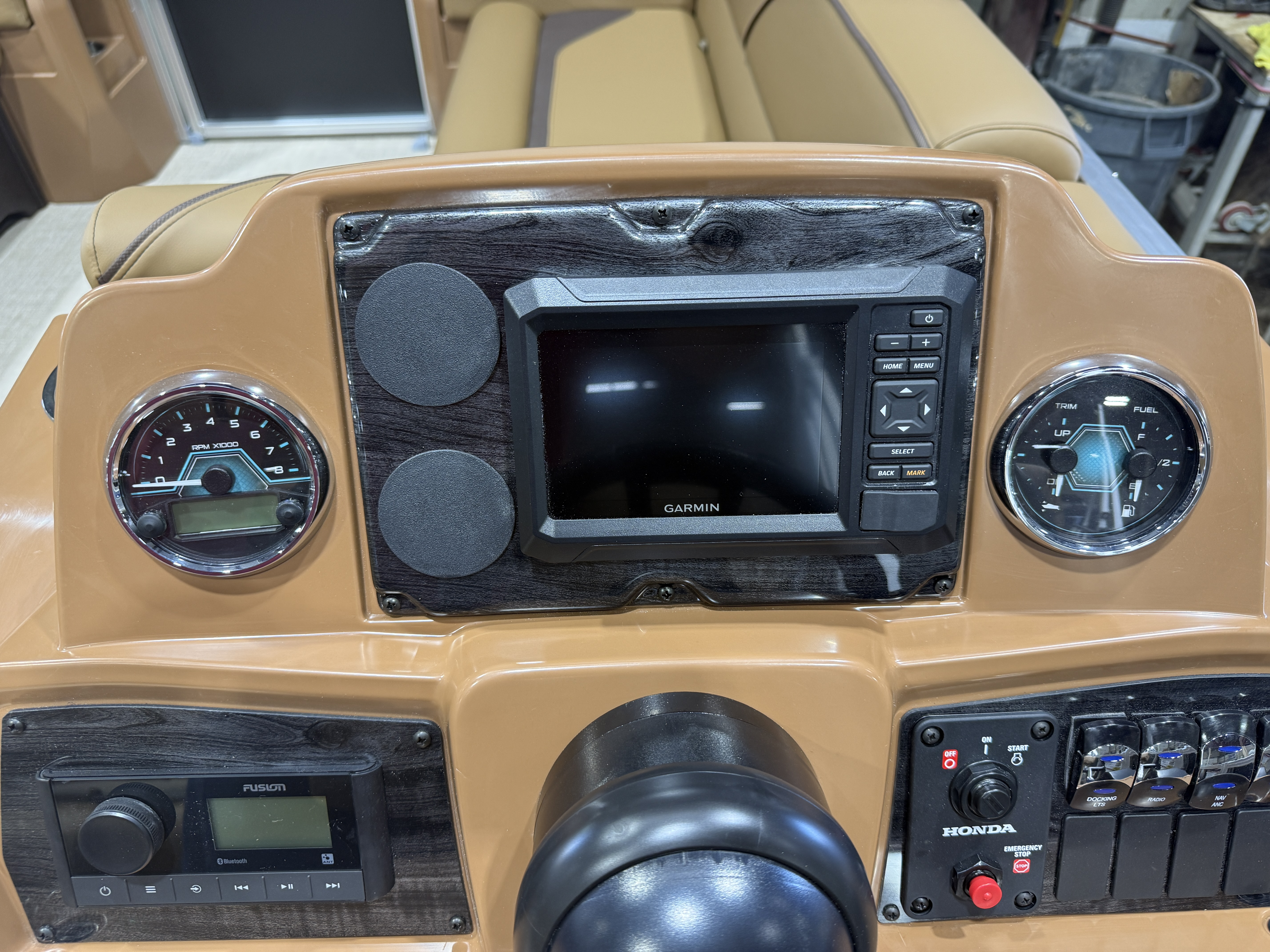 2027 Tahoe Sport VRB SE 2385 Swingback & 4-Stroke $35995