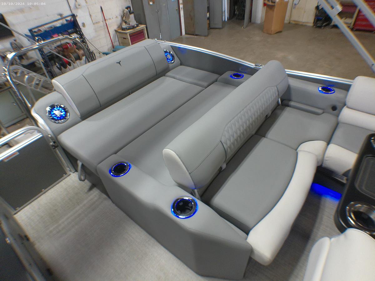 2025 Tahoe Pontoons Cascade 2385 Swingback Tritoon & 225HP 4-Stroke EFI