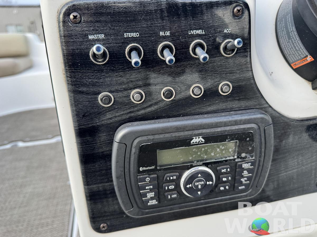 Used 2019 Hurricane SunDeck 187 with 150HP Yamaha Fourstroke EFI Outboard