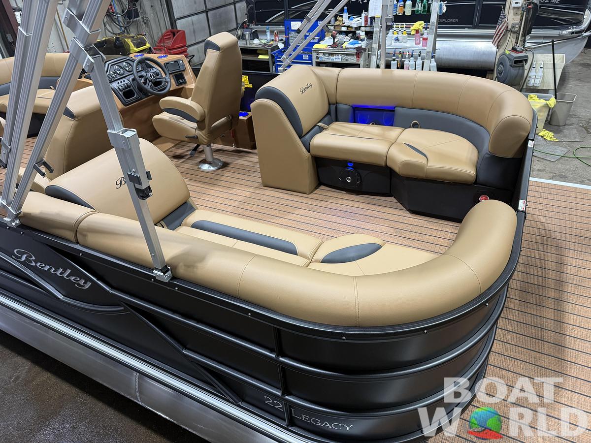 2026 Bentley Legacy 220 Navigator DL Quad Lounge $42995