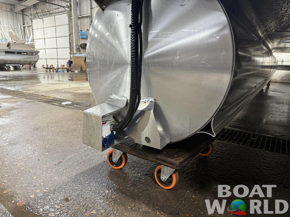 2026 Bentley Pontoons Legacy 223 Navigator Quad Lounge Tritoon