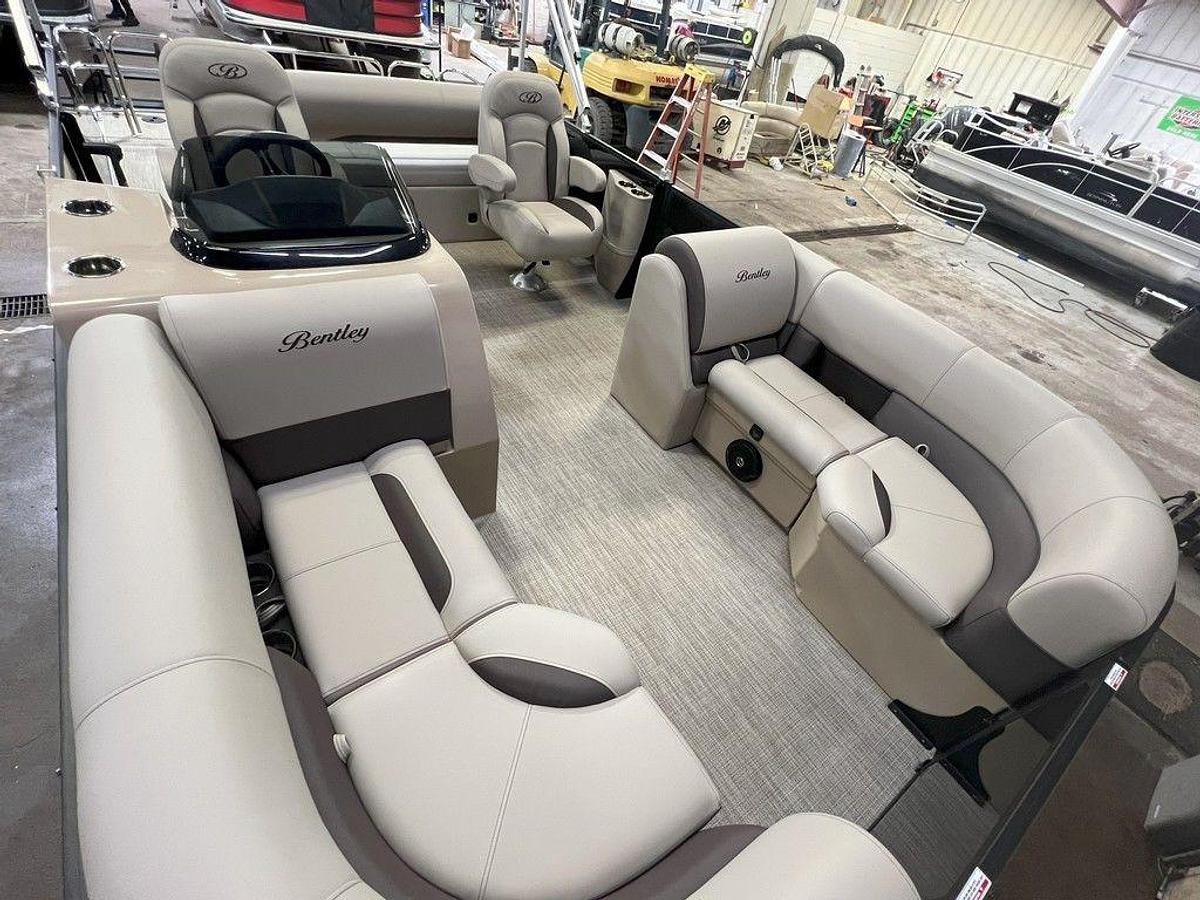 2025 Bentley Pontoons Legacy 200 Swingback & Honda 4-Stroke EFI