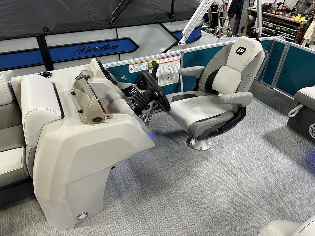 2025 Princecraft Vectra 23 RL Swingback Lounge Pontoon & Mercury 4-Stroke EFI