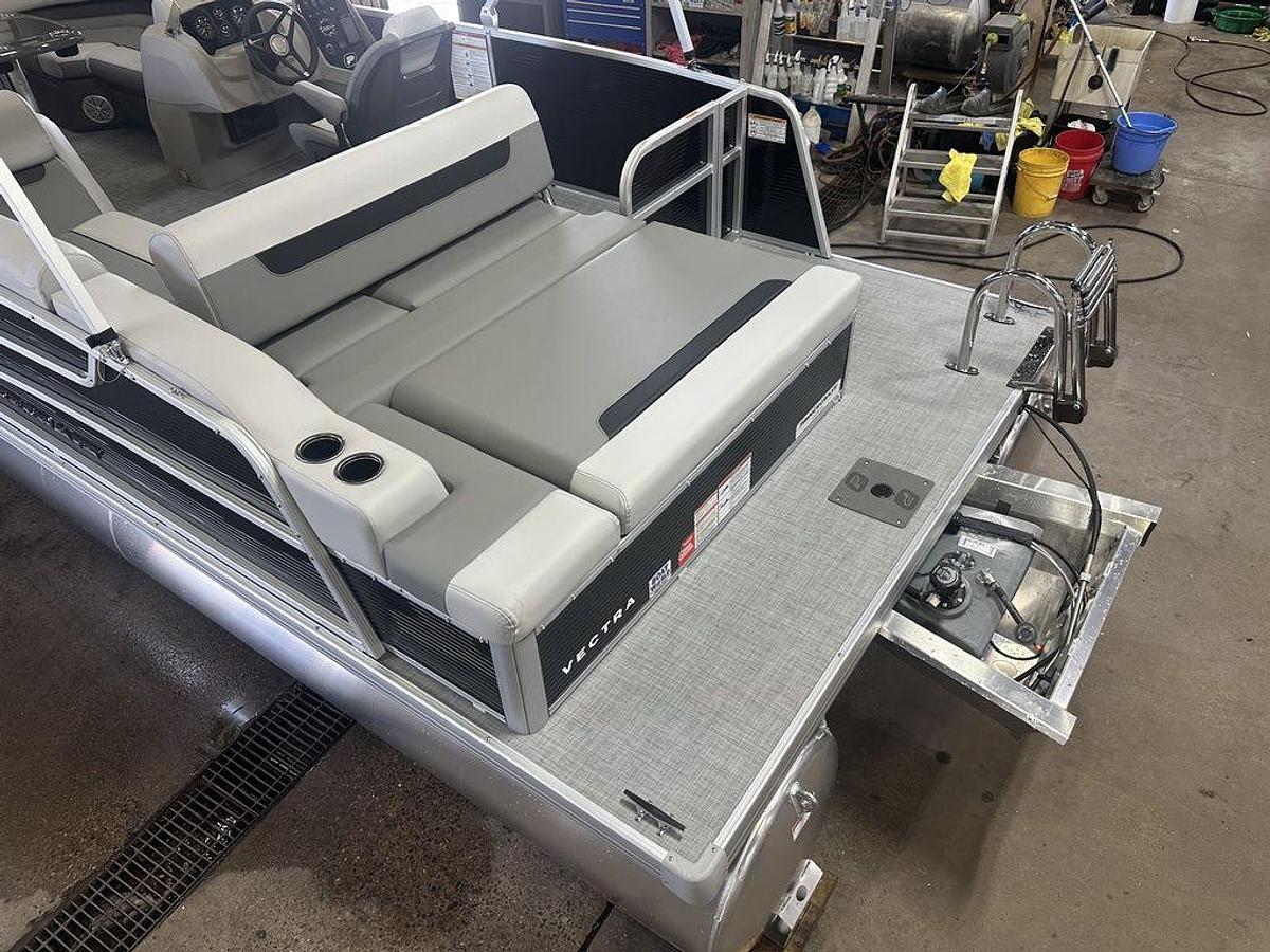 2025 Princecraft Vectra 21 RL Swingback Lounge Pontoon & Mercury 4-Stroke EFI