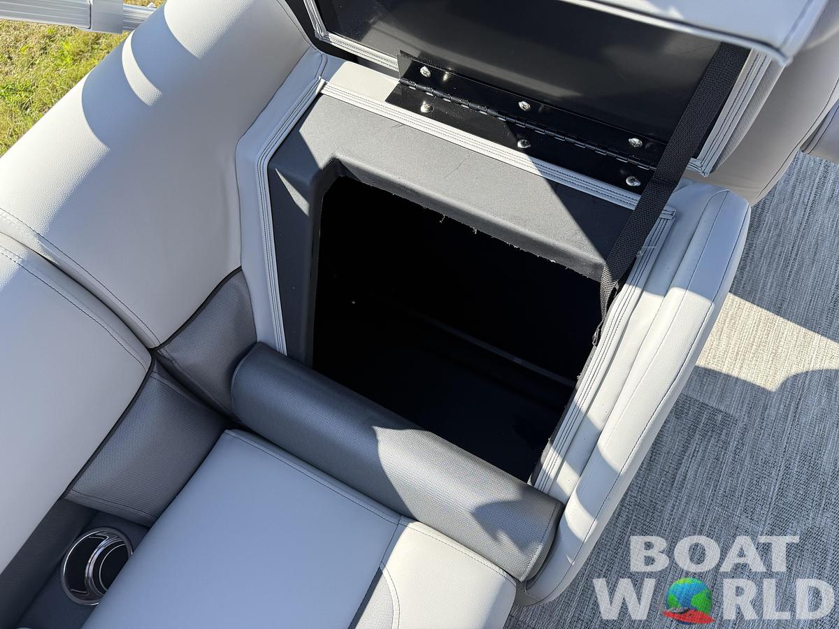 2026 Bentley Pontoons Legacy 220 Navigator Quad Lounge 