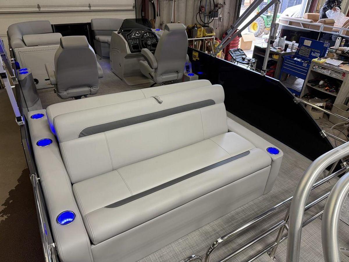 2026 Bentley Pontoons Legacy 220 Swingback & Honda 4-Stroke EFI