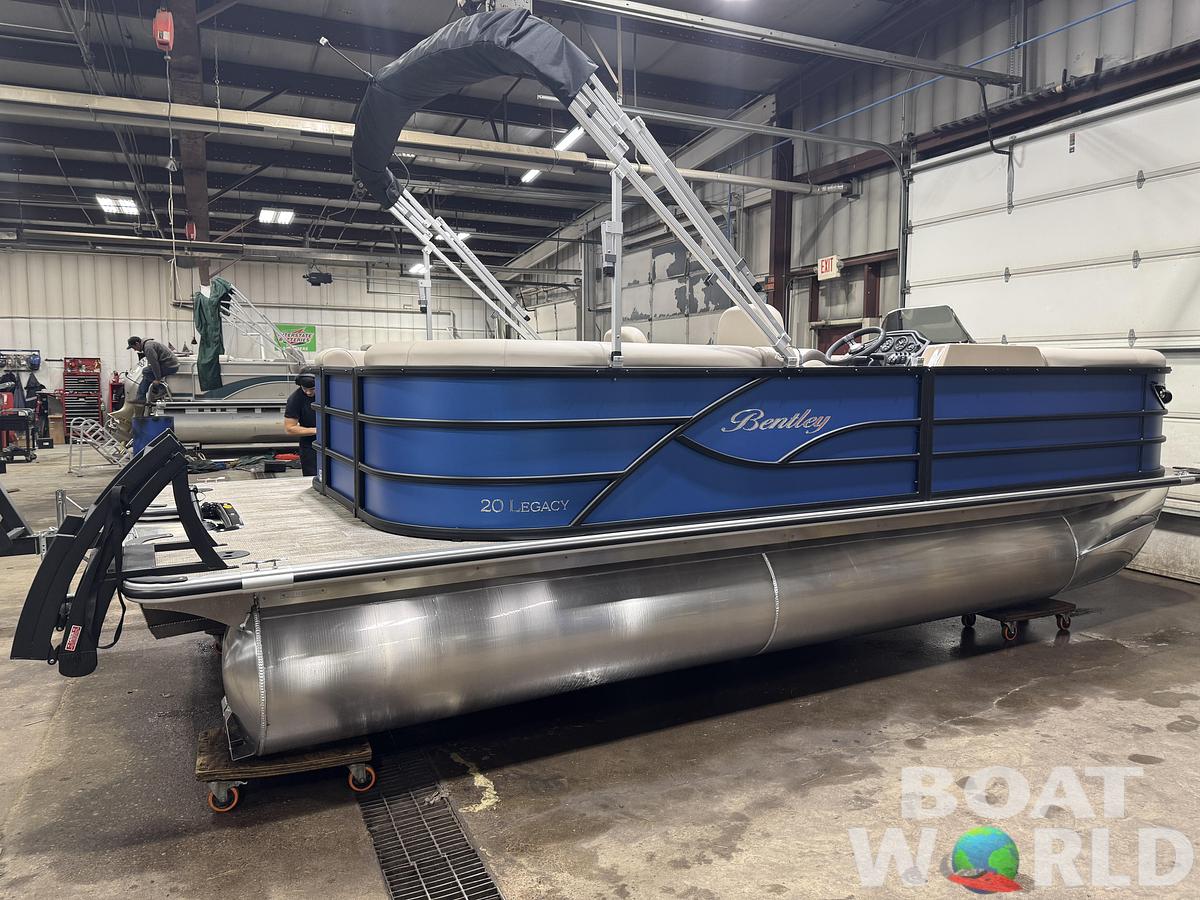 2026 Bentley Pontoons Legacy 220 Navigator Quad Lounge