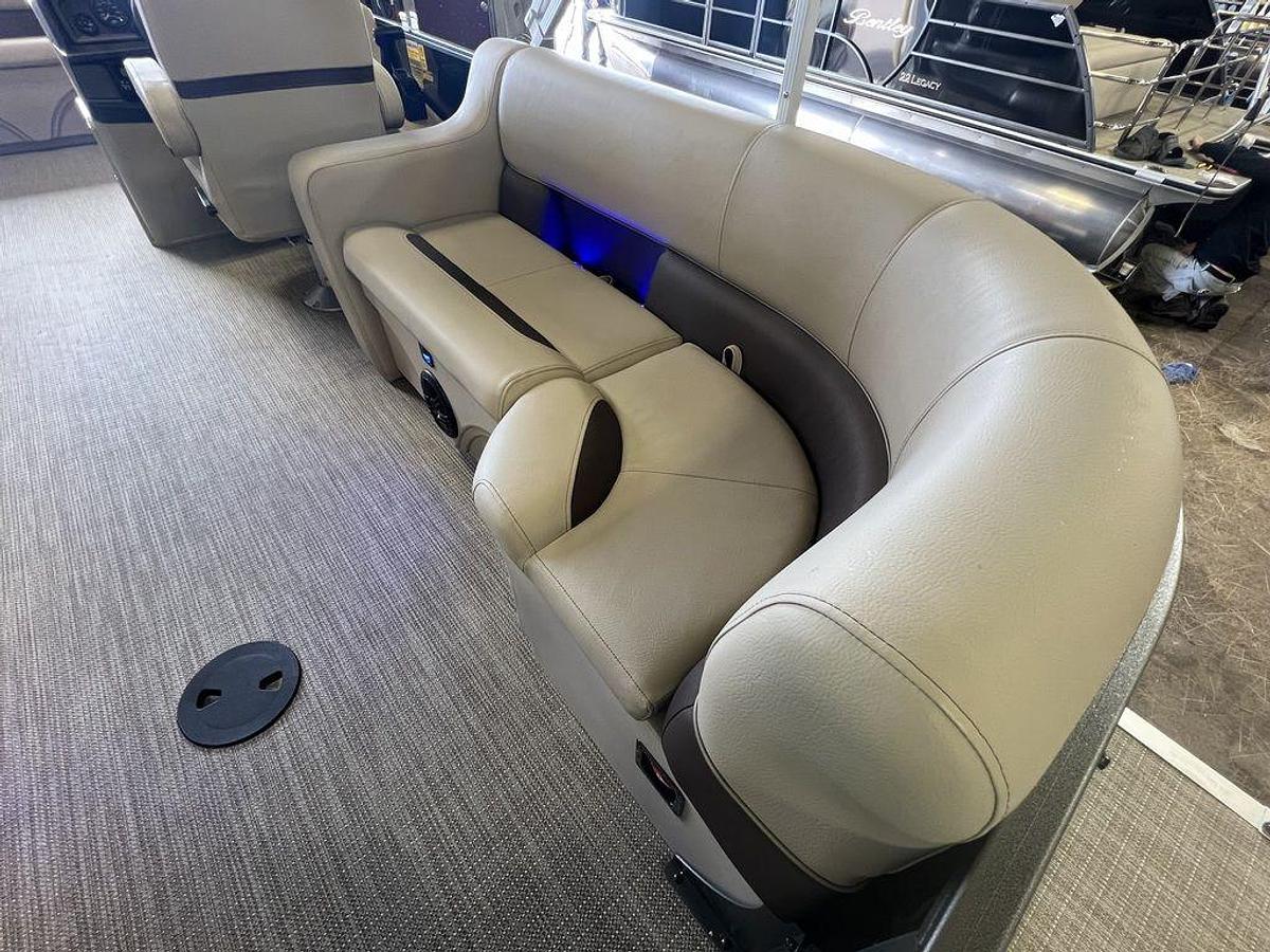 2024 Bentley Pontoons Legacy 200 Navigator Quad Lounge & Honda 4-Stroke EFI