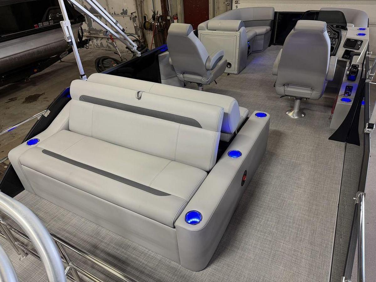 2026 Bentley Pontoons Legacy 220 Swingback & Honda 4-Stroke EFI