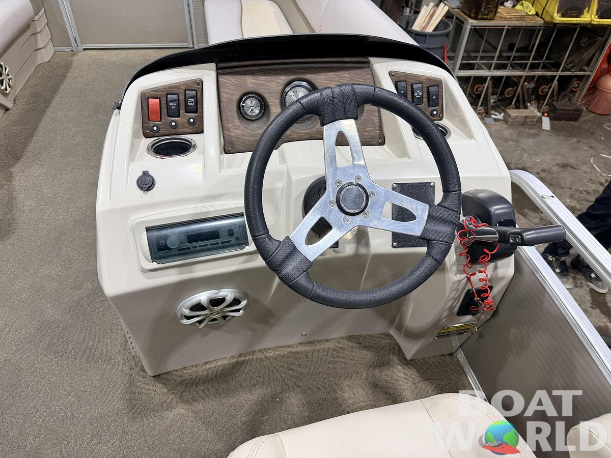 Used 2014 Bennington 21 SLX & 90HP Yamaha 4Stroke -$19,995