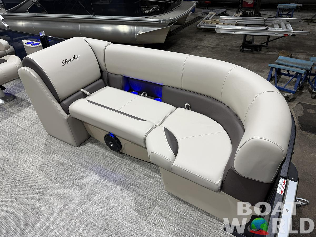 2026 Bentley Pontoons Legacy 220 QSB Swingback 