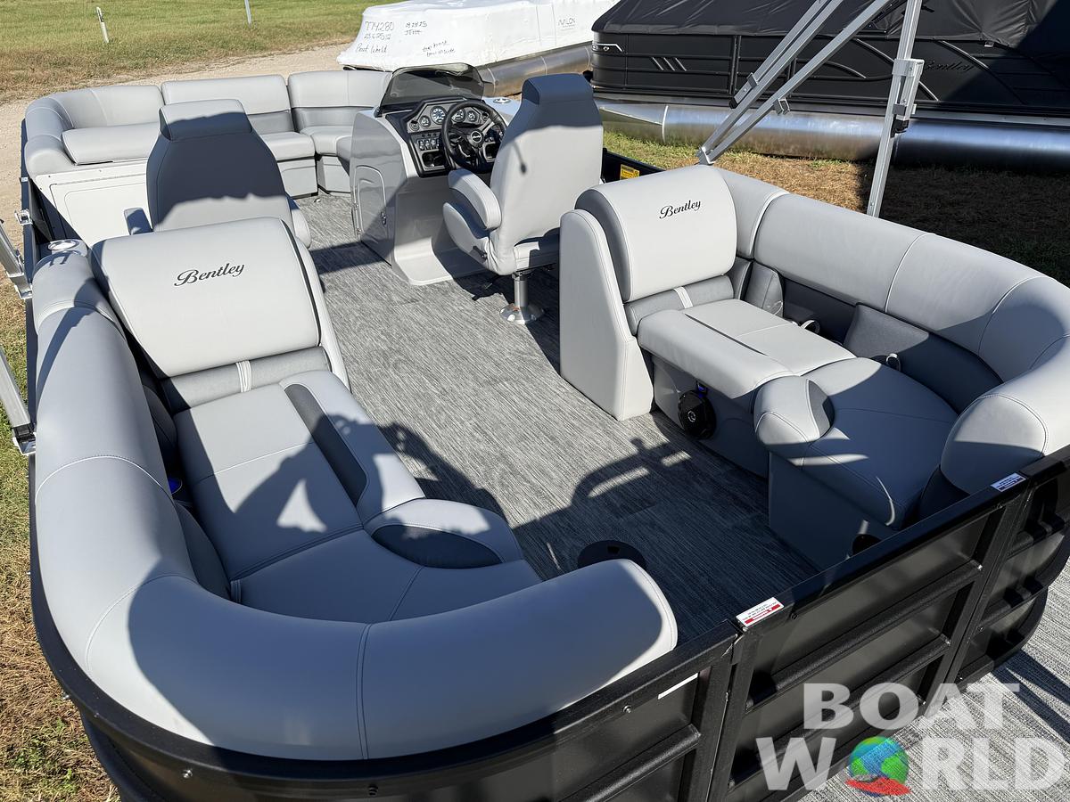 2026 Bentley Pontoons Legacy 220 Navigator Quad Lounge 