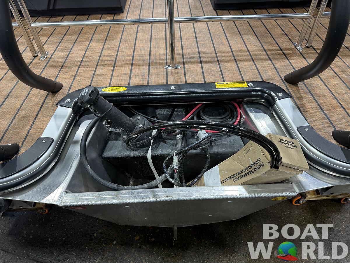 2026 Bentley Pontoons Legacy 223 QSB Swingback Tritoon 