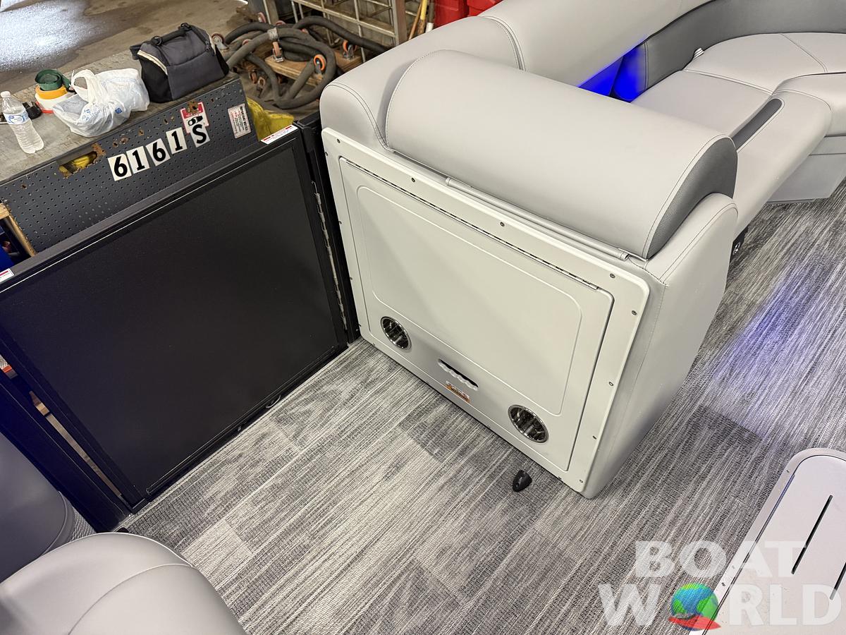 2026 Bentley Pontoons Legacy 223 Navigator Quad Lounge Tritoon 