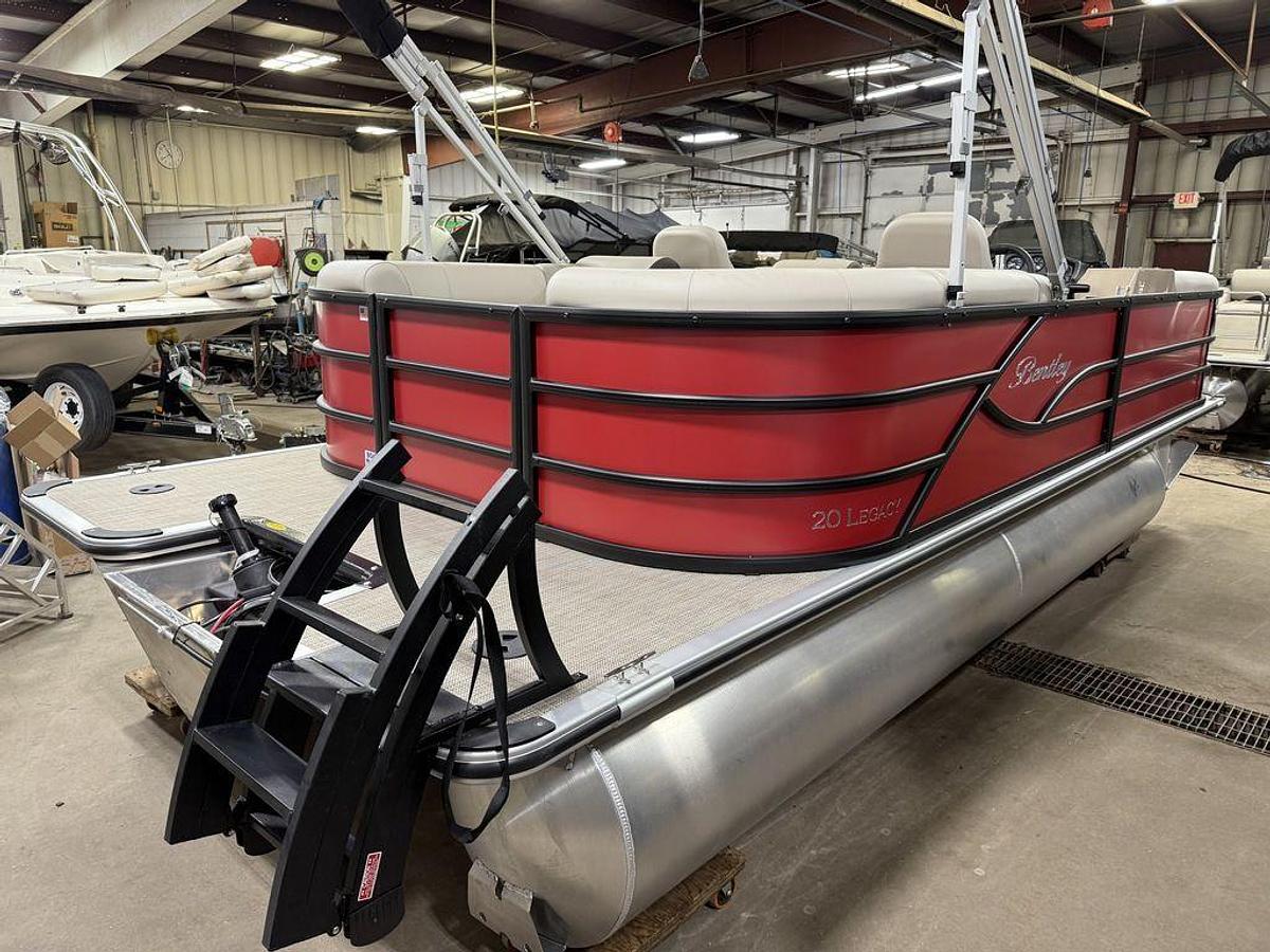 2025 Bentley Pontoons Legacy 200 Navigator Quad Lounge & Honda 4-Stroke EFI