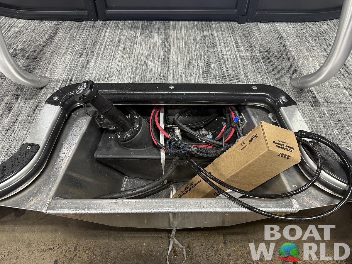 2026 Bentley Pontoons Legacy 223 Navigator Quad Lounge Tritoon 