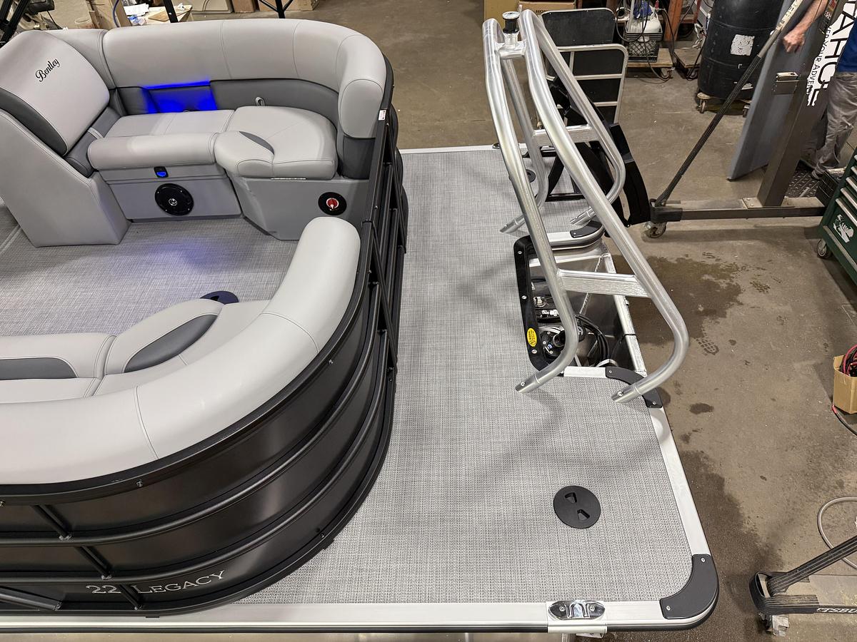 2025 Bentley Pontoons Legacy 220 Navigator Quad Lounge & Honda 4-Stroke EFI