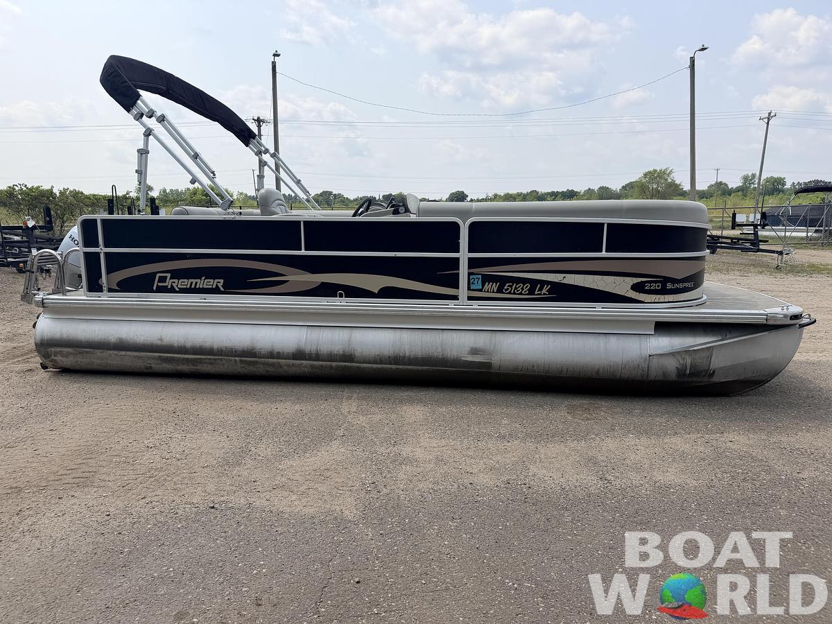 Used 2016 Premier 220 SunSpree & 50HP Honda 4Stroke -$24,995