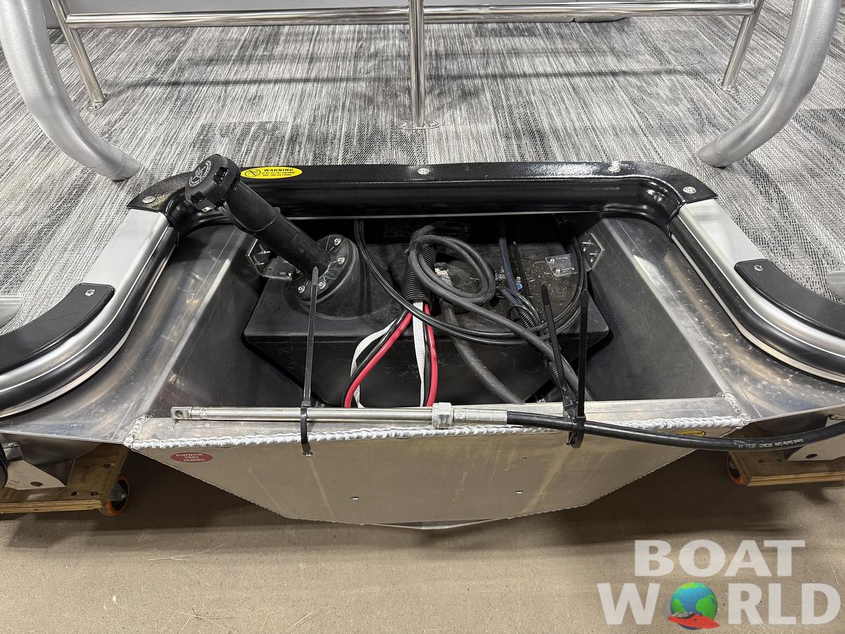 2026 Bentley Pontoons Legacy 220 Swingback & 4-Stroke EFI