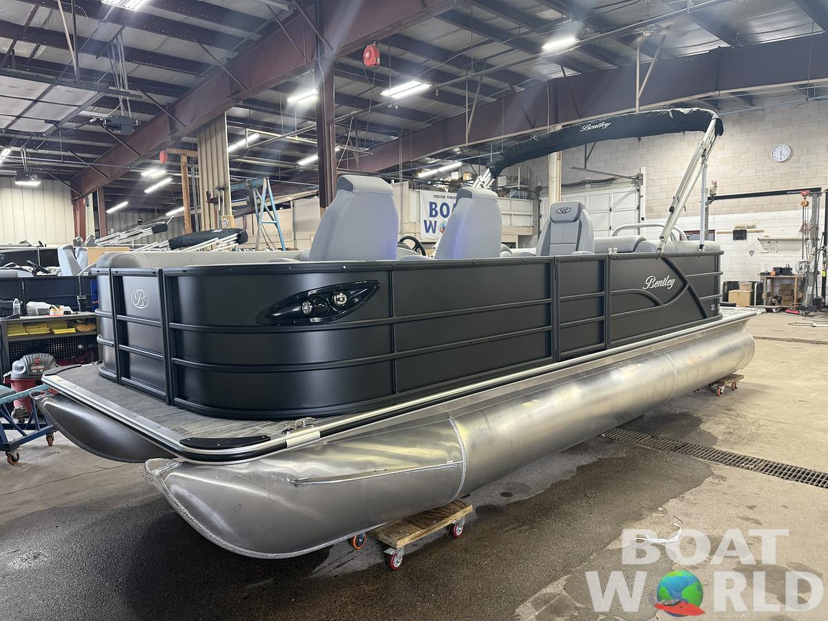 2026 Bentley Pontoons Legacy 220 Navigator DL Quad Lounge