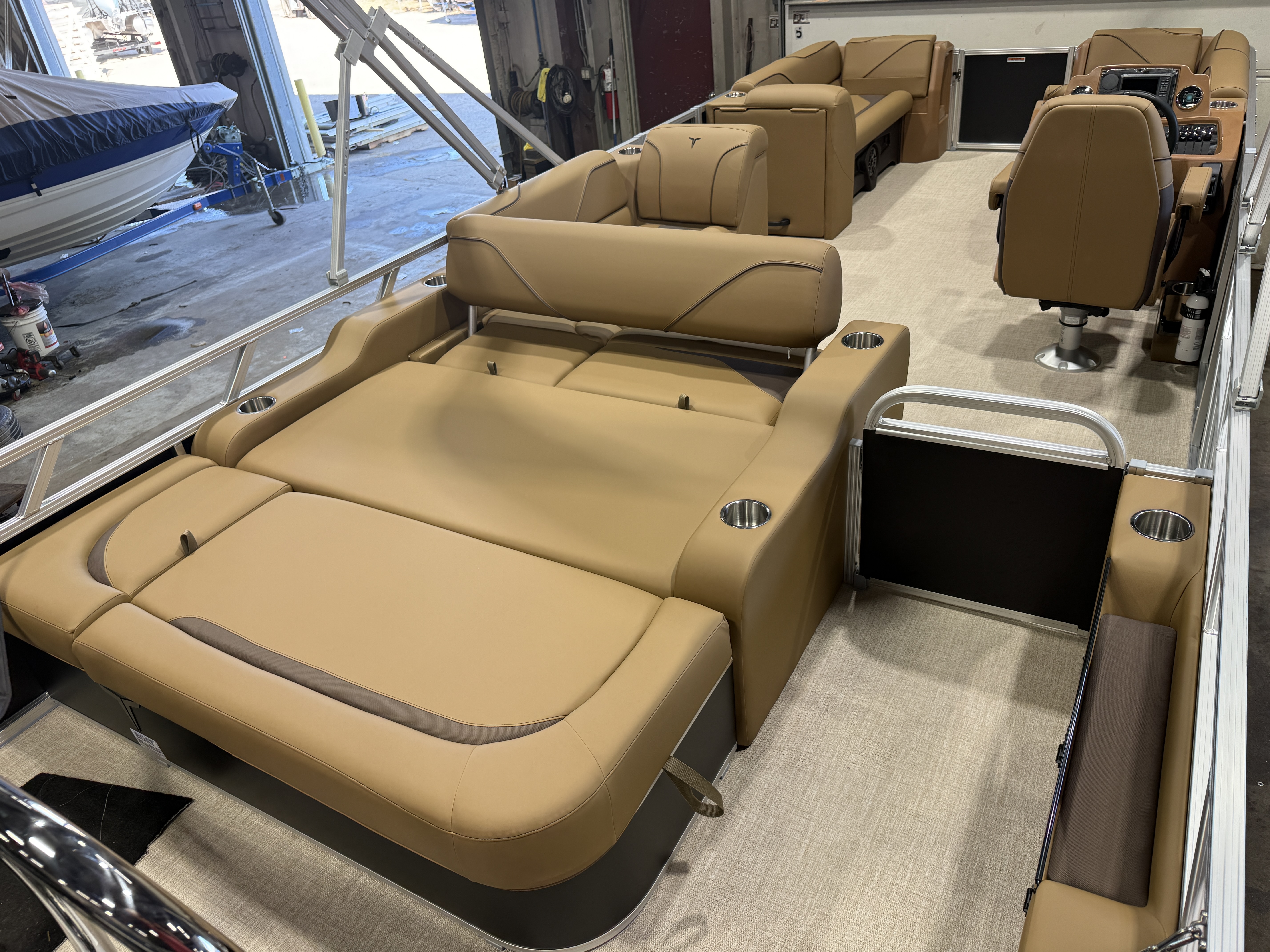 2027 Tahoe Sport VRB SE 2385 Swingback & 4-Stroke $35995