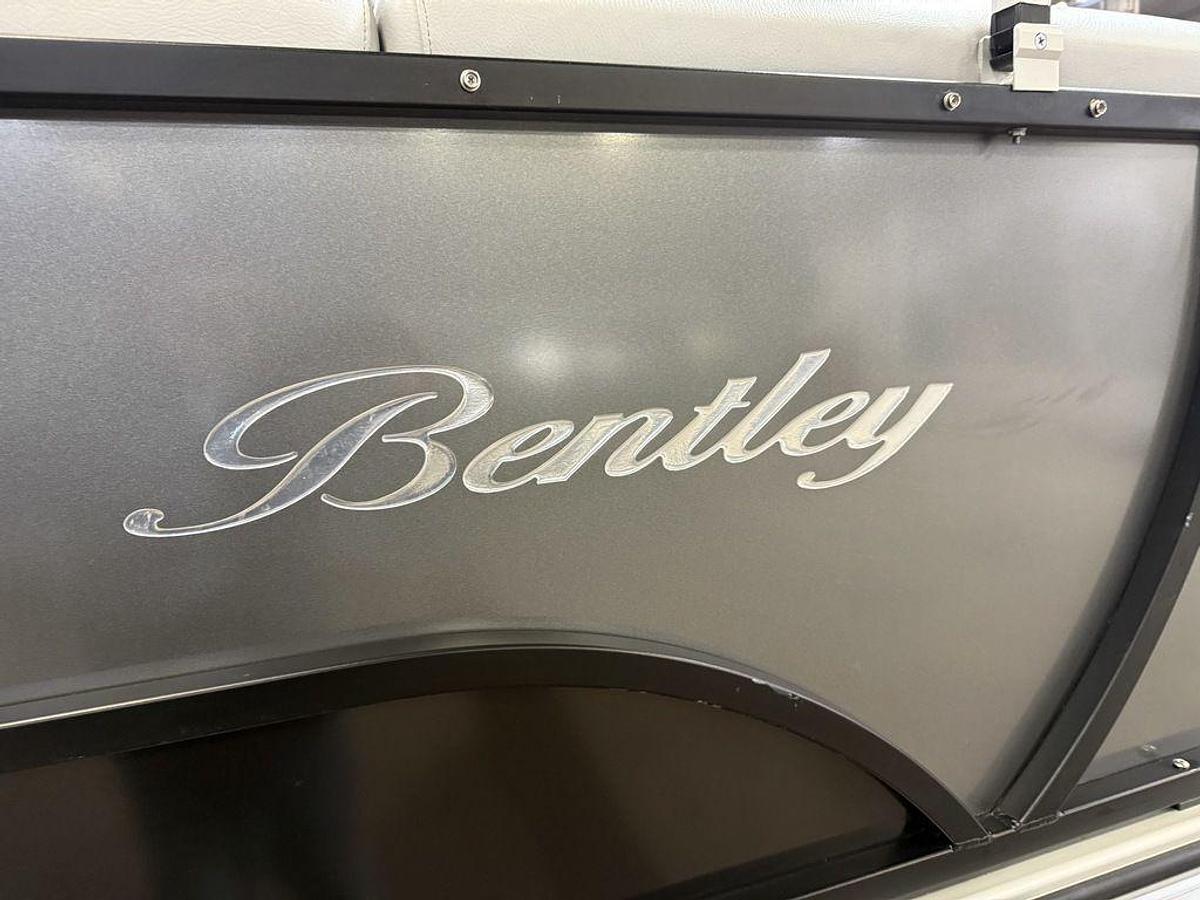 Used 2020 Bentley Pontoons Legacy 223 Navigator Quad Lounge Tritoon & Suzuki 140HP 4-Stroke EFI