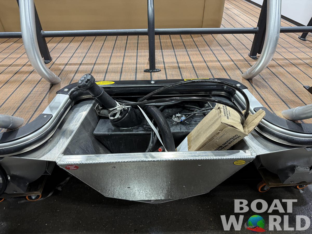 2026 Bentley Pontoons Legacy 223 Swingback Tritoon 