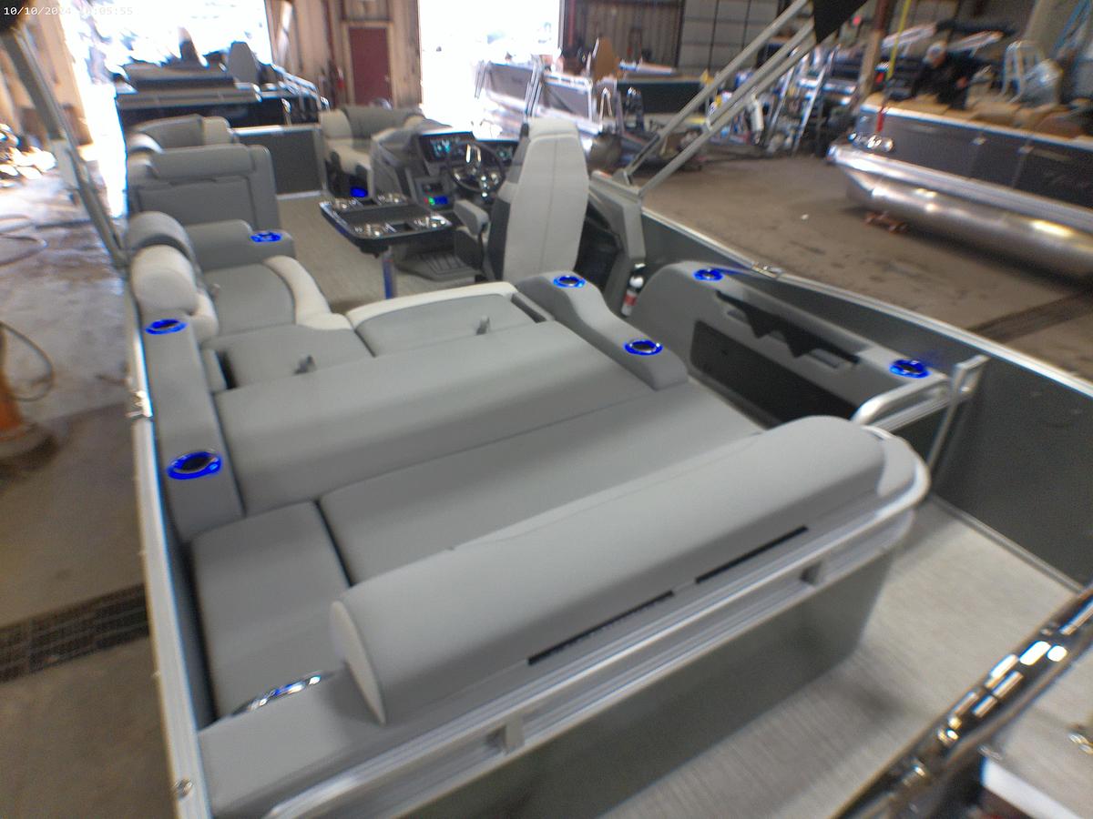 2025 Tahoe Pontoons Cascade 2385 Swingback Tritoon & 225HP 4-Stroke EFI