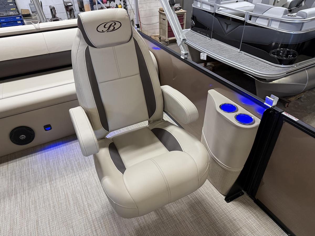 2025 Bentley Pontoons Legacy 223 Swingback Tritoon & Honda 4-Stroke EFI