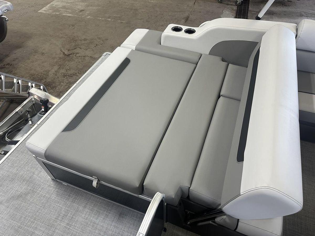 2025 Princecraft Vectra 21 RL Swingback Lounge Pontoon & Mercury 4-Stroke EFI