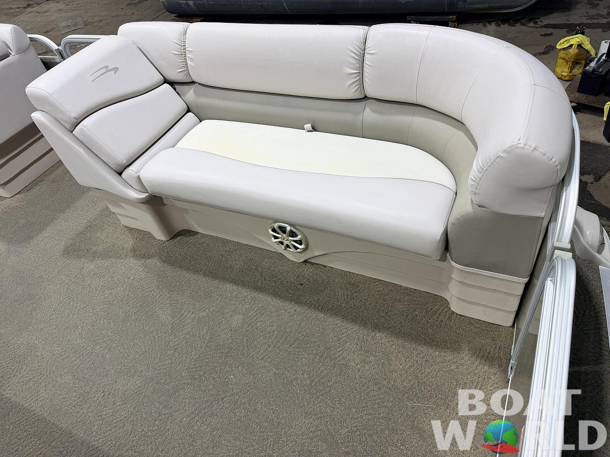 Used 2014 Bennington 21 SLX & 90HP Yamaha 4Stroke -$19,995