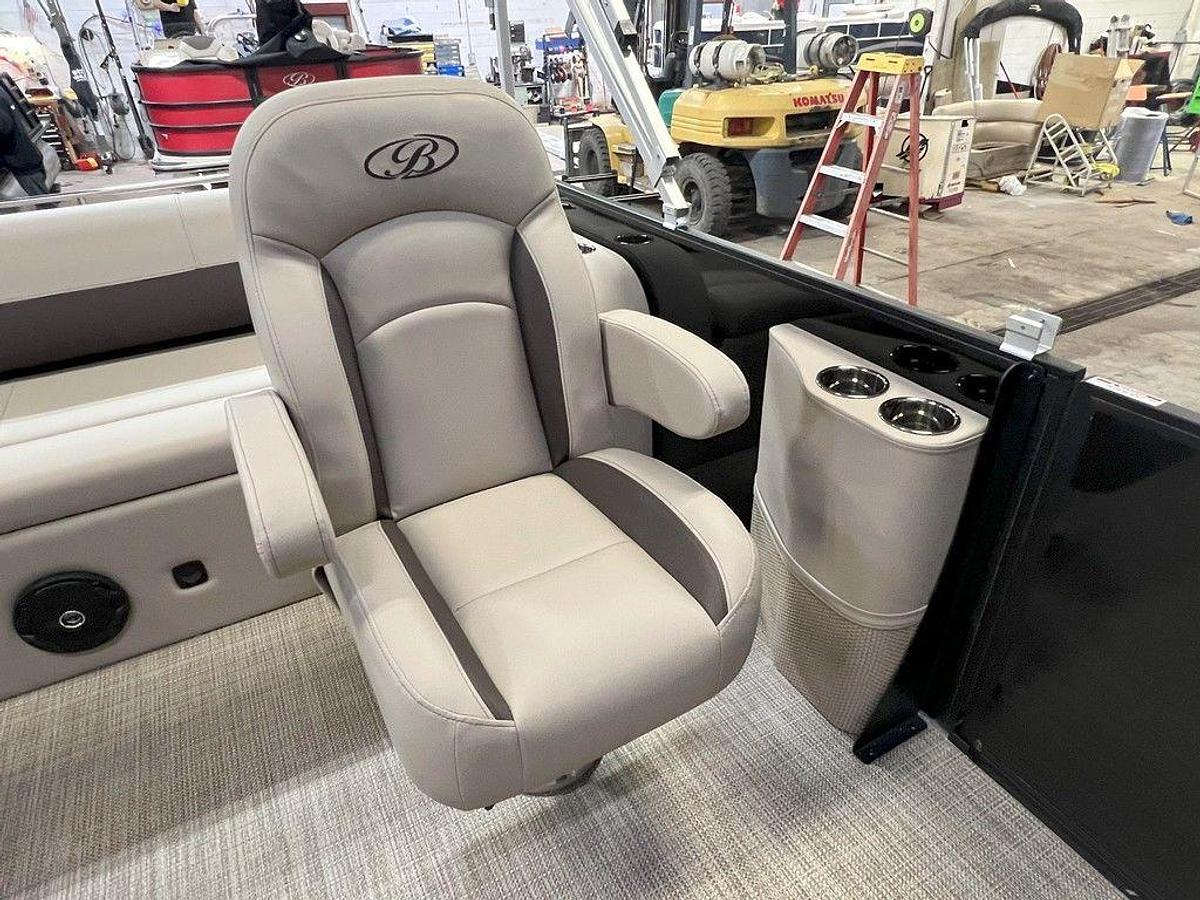 2025 Bentley Pontoons Legacy 200 Swingback & Honda 4-Stroke EFI