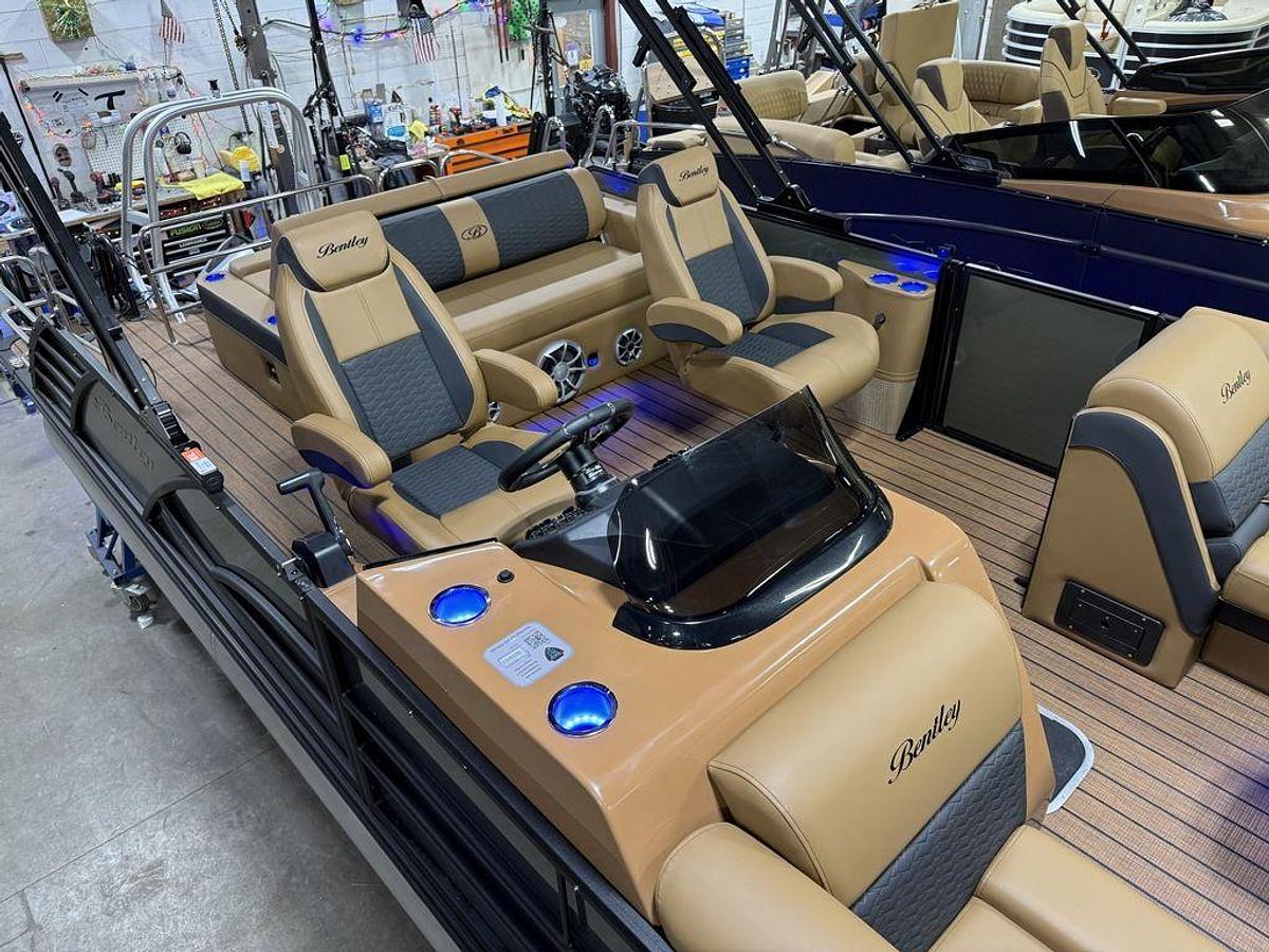 2025 Bentley Pontoons Elite 223 Swingback Tritoon & Honda 4-Stroke EFI